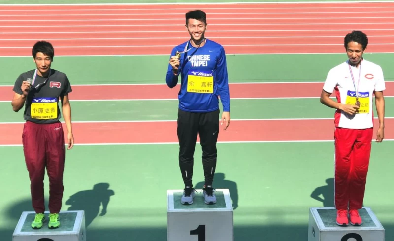 余嘉軒(中)勇奪日本大學田徑公開賽四百跨欄金牌。孫念祖/提供。