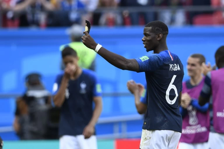 打進致勝球的柏格巴賽後興奮秀照,卻沒想到FIFA將他的進球改判為烏龍球。法新社資料照