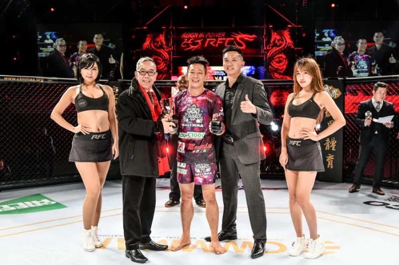 李俊翰(中)獲勝後接受，RFC猛龍過江主辦人王尊侃(左二)頒發獎盃。