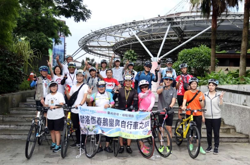 參加麟洛恆春鵝鑾鼻自行車之旅的車友們在六堆客家文化園區前合影。中華民國自行車騎士協會/提供。