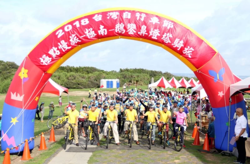2018極點慢旅鵝鑾鼻站由長官領騎。中華民國自行車騎士協會/提供。