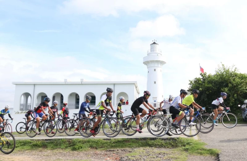 2018極點慢旅鵝鑾鼻站,車友們陸續出發。中華民國自行車騎士協會/提供。