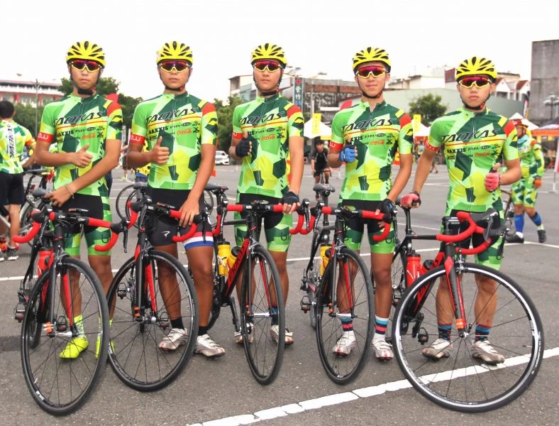 道卡斯自由車隊阮永勳(左起)、潘德倫、陳釋維、賴琮憲和吳毅勇。高雄市自由車協會／提供。