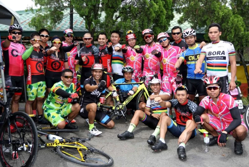 在台工作的菲律賓勞工相揪參加高雄內門道卡斯456盃公路挑戰賽。高雄市自由車協會／提供。