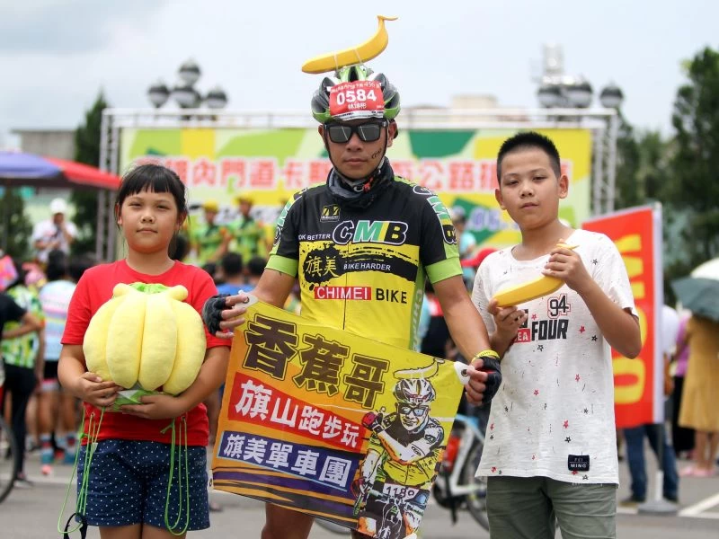 「香蕉哥」林坤彬和一對兒女。高雄市自由車協會／提供。