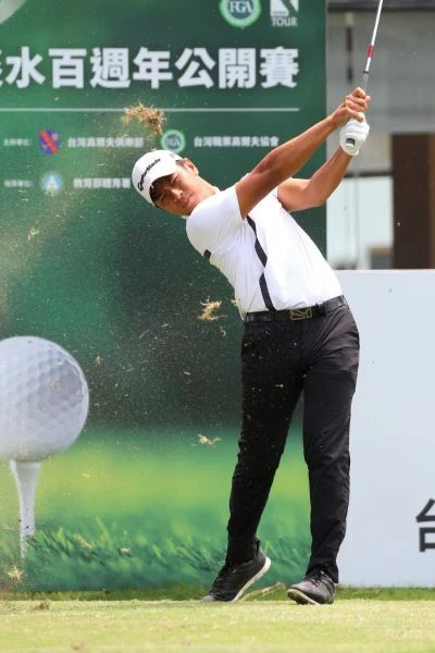 業餘賴嘉一67桿(-5)暫並列第一。鍾豐榮攝影
