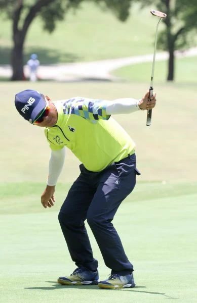 淡水百週年公開賽第三回合林文堂今天過生日,以(-4)並列第八。鍾豐榮攝影