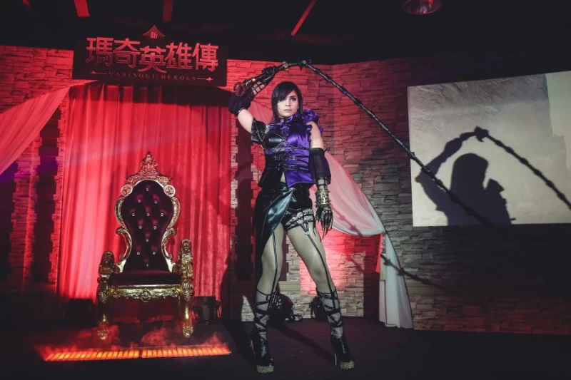 手持魔鞭踏著性感腳步的艾瑞莎，完美演繹魔鞭魅力，讓現場玩家驚呼聲不斷。