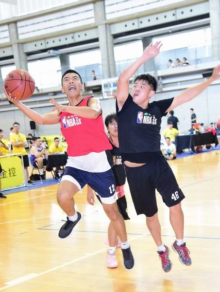 由嶺東科大組成的「彭臭母湯」在黃瑜翔(圖左)帶領下以12比9擊敗對手晉級搶下總決賽門票。主辦單位提供