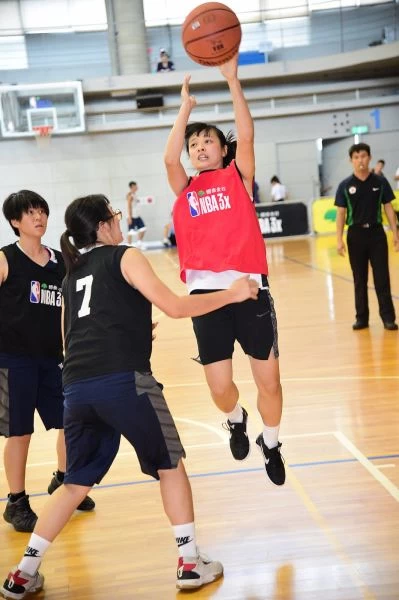 由逢甲大學和雲林科大組成的「隊長就是肥」(紅色球衣)一路過關斬將晉級總決賽,希望能加強籃板在總決賽展現實力。主辦單位表現