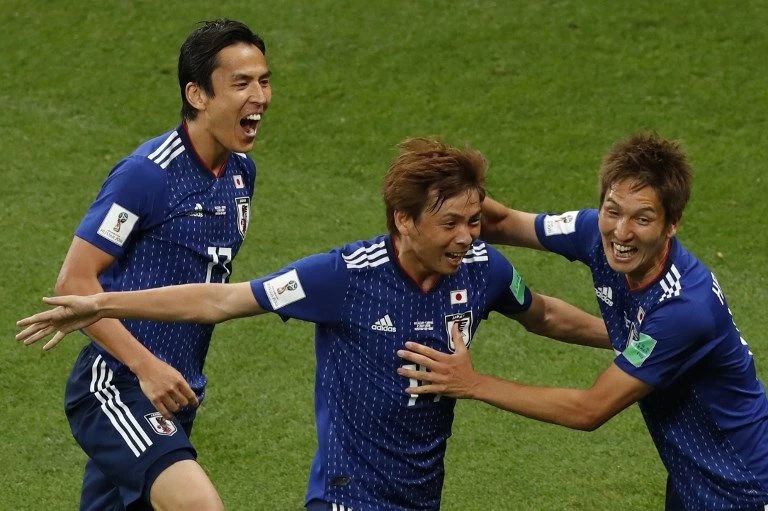 日本乾貴士(中)進第二球。法新社