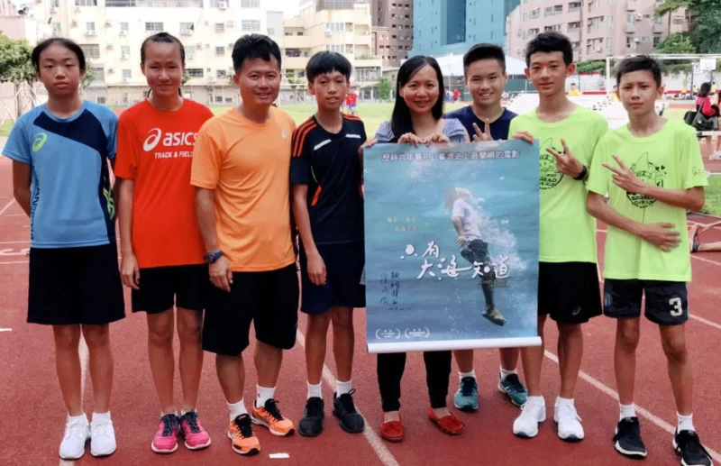 電影《只有大海知道》童星顏皓偉(左四),目前在台中市五權國中田徑隊接受教練黃春榮(左三)指導。黃春榮/提供。