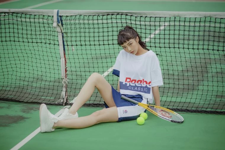 Reebok今年也將旗下經典的Logo、圖案以復古色塊拼接翻玩,合身的運動裙讓女孩們在打造復古運動風格之餘,微露曲線,增添甜美女人味。
