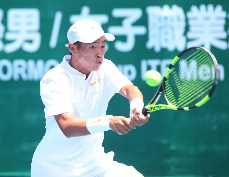 曾俊欣台塑盃首站第一場傷退。李天助攝