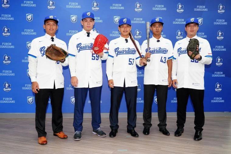 富邦悍將新秀加盟,左起蕭憶銘、陳品學、王正棠、胡冠俞、張竣龍。