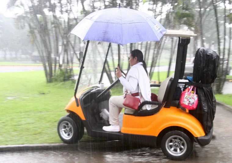 第三回合因雨太大場地積水暫停比賽。鍾豐榮攝
