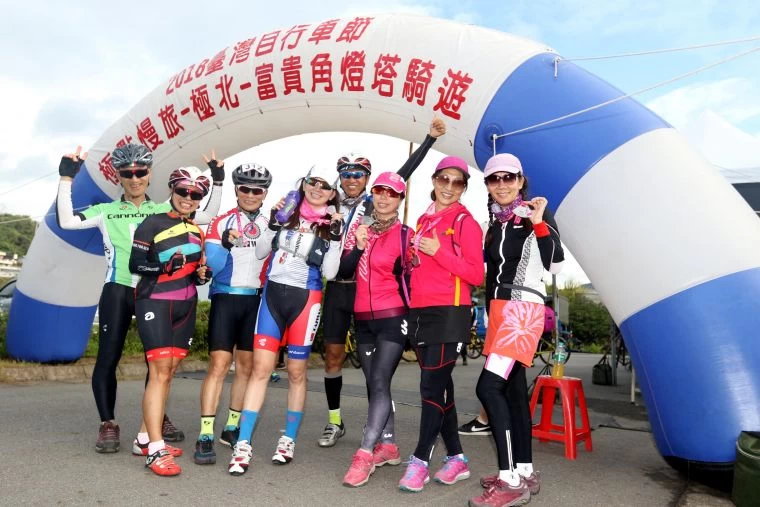 車友抵達終點後開心合影。中華民國自行車騎士協會/提供。