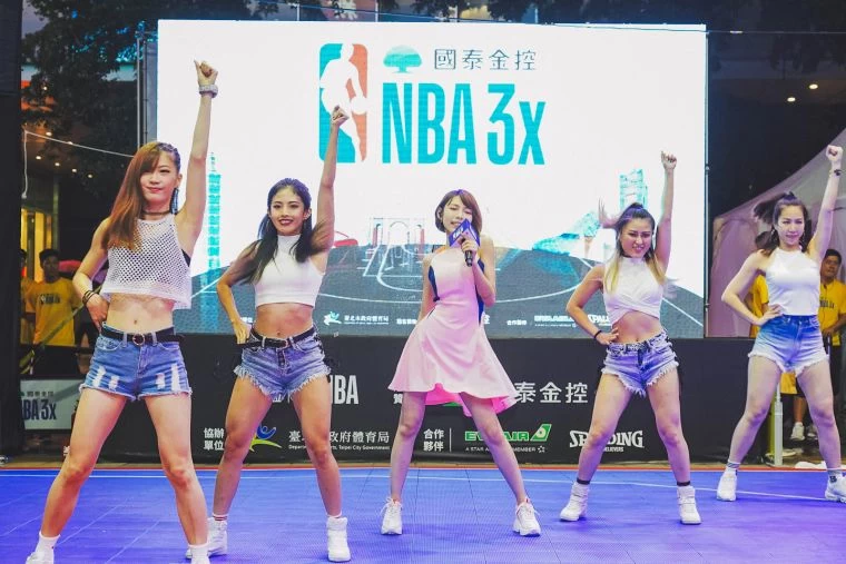 女神現身,「國民隊長」林明禎晚上在國泰NBA3x活動球場帶來拿手曲目,聚集大批粉絲圍觀,將現場氣氛炒到最高點。主辦單位提供