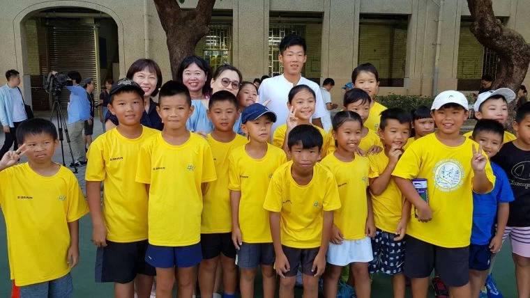 曾俊欣回到母校中山國小。曾育德提供