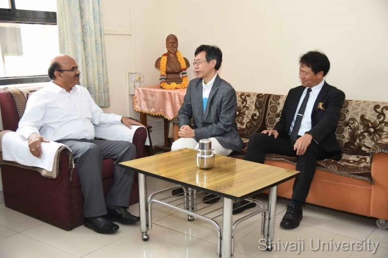 拜會副校長史克博士。Shivaji大學提供