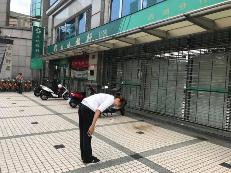 陳宜離職前最後一天向栽培她的土銀深深一鞠躬。摘自陳宜臉書