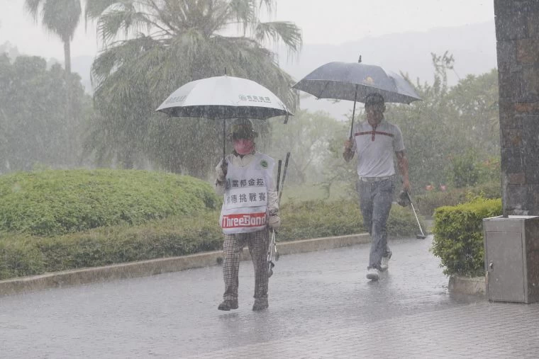 下午首回合將要結束前下了一場暴雨。