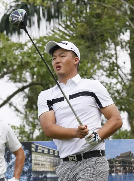 業餘李昭樺第一回合67桿(-5)，目前暫居第二，也是業餘選手中表現最好的。