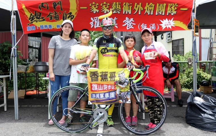 「香蕉哥」林坤彬(中)是位總鋪師。林嘉欣/攝影。
