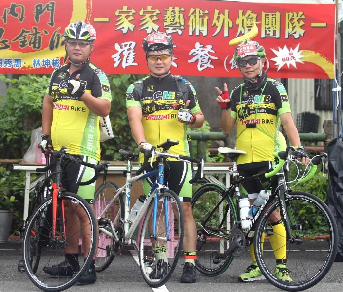 林坤彬(右)頂著香蕉參加自由車比賽。林嘉欣/攝影。