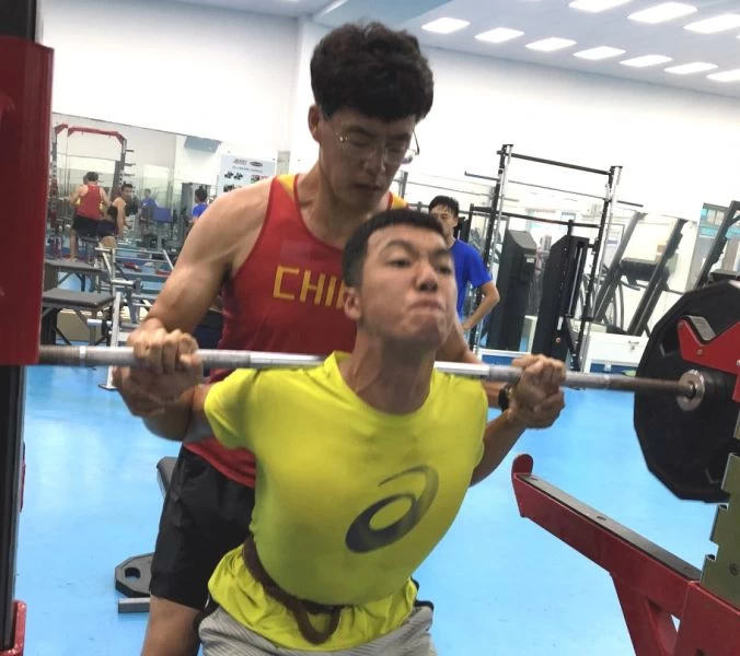 中華潛優田徑選手揮汗練習。陳鴻傑／提供。