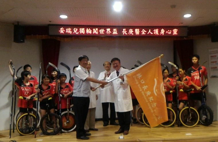 長庚為長庚獨輪車社授旗。長庚提供