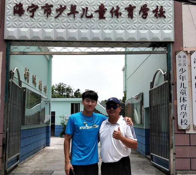 許德敬(左)到海寧移地訓練。圖/許弘恩提供。