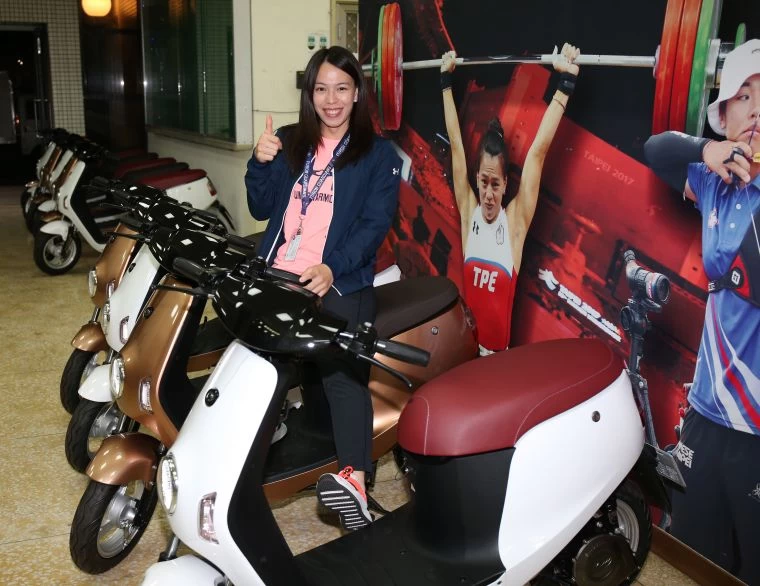 中華汽車提供金牌選手電動機車,舉重亞運國手郭悻淳展示。李天助攝