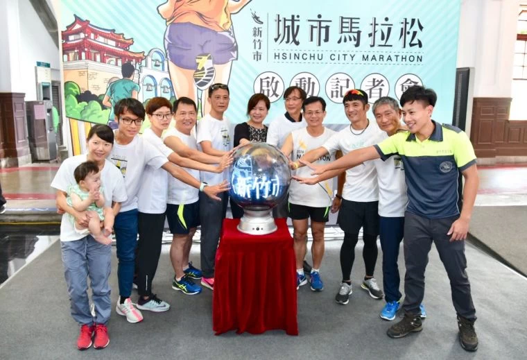 新竹市副市長沈慧虹與運動筆記創辦人姚焱堯帶領下,正式啟動新竹市城市馬拉松的報名儀式,希望邀請全國的跑友來到新竹市,一起再戰新竹。大會提供