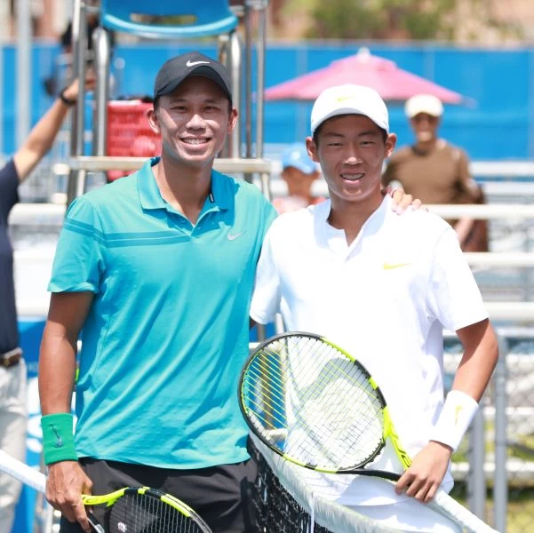 台灣網球新舊世代對決,曾俊欣(右)三盤激戰後險勝。四維基金會提供