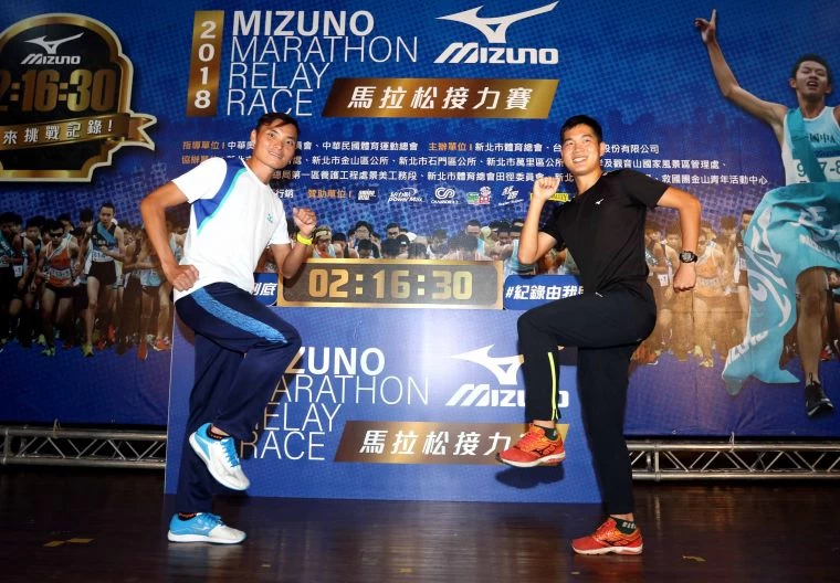 馬拉松硬漢柯世傑(左)和清大博士生賴怡廷邀請大家一起參加MIZUNO馬拉松接力。林嘉欣／攝影。