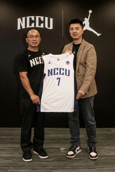 政大體育室主任王清欉(左)。Nike提供