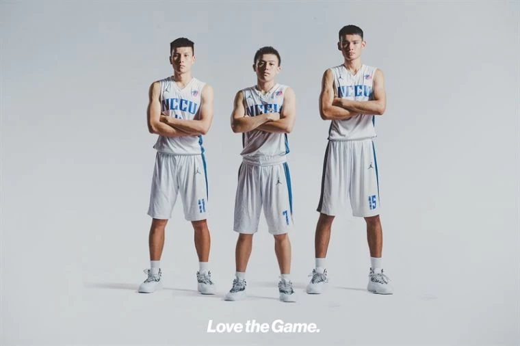 政大籃球隊隊員未來將以全套Jordan品牌籃球配備征戰大小賽事詮釋Love the Game 精神。由左至右分別為:洪楷傑、田浩、張鎮衙。Nike提供