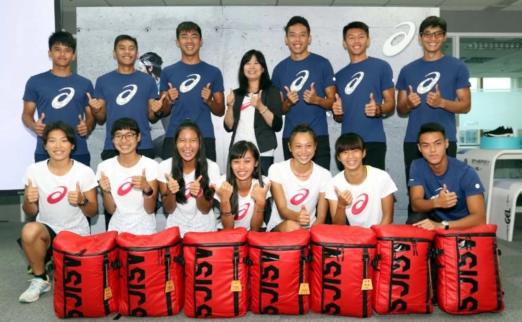 亞瑟士總經理謝玉真(後排中)贈送亞運裝備和御守，為13位即將征戰亞運的亞瑟士簽約選手壯行。林嘉欣／攝影。