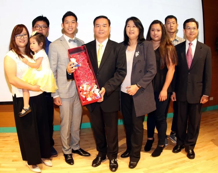 邱炳坤(右五)和太太周明熙(右四)是台灣射箭運動重要推手。林嘉欣／攝影。