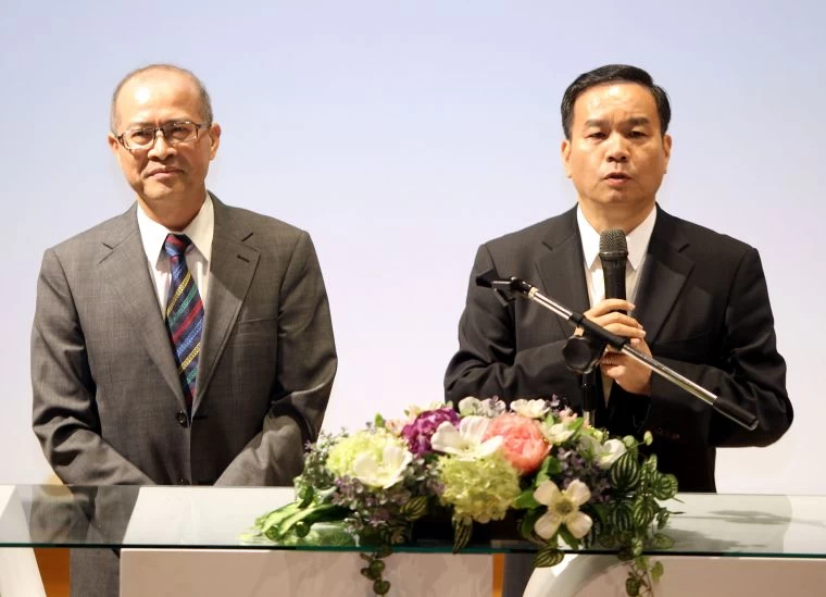 國立體大校長邱炳坤(右)和體育署前署長何卓飛。林嘉欣／攝影。