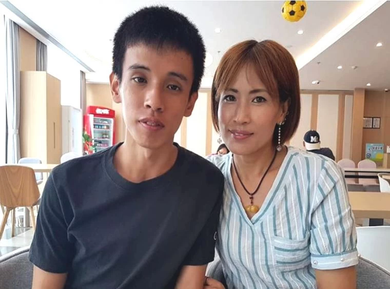 田徑小將何幸航(左)開心見到一年沒見的媽媽劉胤含。潘瑞根／提供。