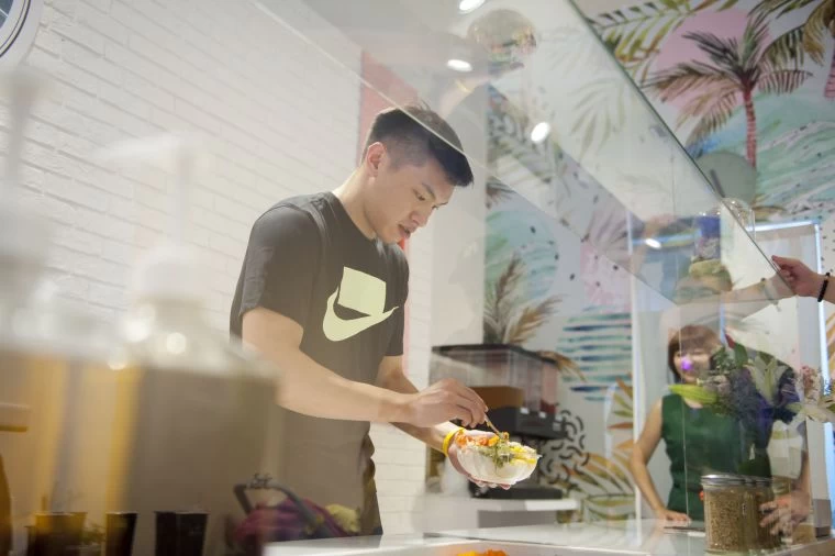 _周資華投資的夏威夷料理PokéPoké波奇輕食在台中金典酒店旁正式開幕。