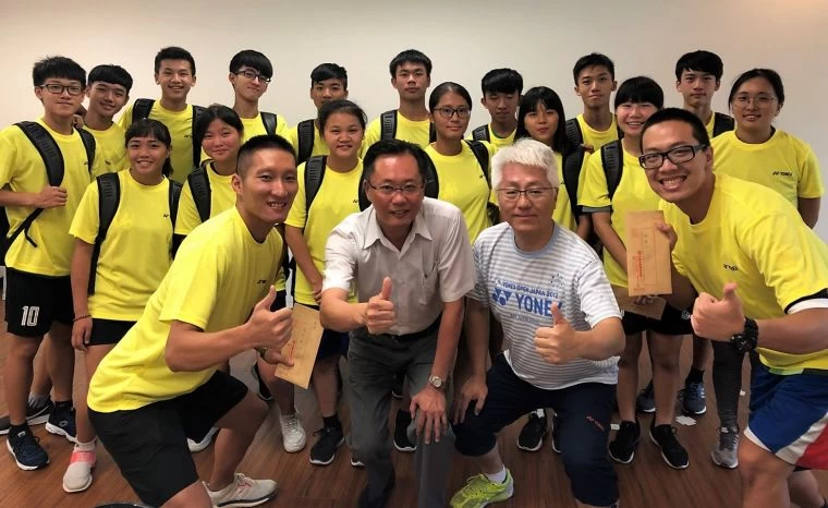 中華民國藤球協會理事長蔡鴻鵬（前排左2）、秘書長黃秀仁（前排右2）與潛優代表隊合影／中華民國藤球協會提供