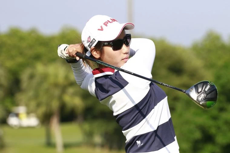 女A周怡岑70桿(-2)暫列第一。
