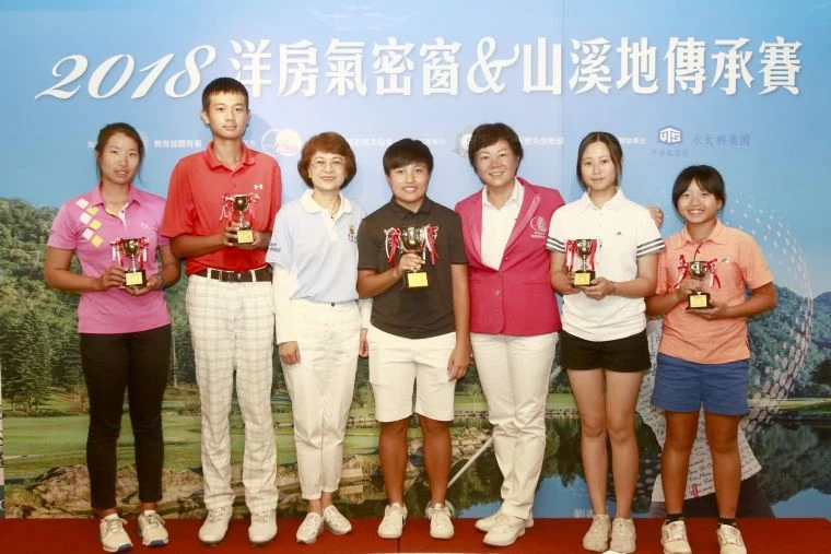 山溪地球場副董事長高碧足(左三)和鄭美琦理事長((右三)以及各組冠軍選手合影。