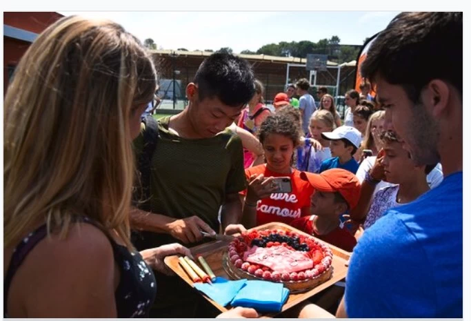 法國網球俱樂部特別買蛋糕慶祝曾俊欣17歲生日。Mouratoglou Tennis academy 提供