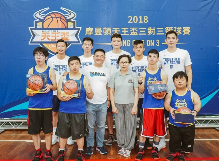 主辦單位邀請NIKE五位球星(圖右起呂政儒、于煥亞、蘇奕晉、周暐宸、簡祐哲)現場與四位罕見病友們同樂,共享籃球樂趣。主辦單位提供