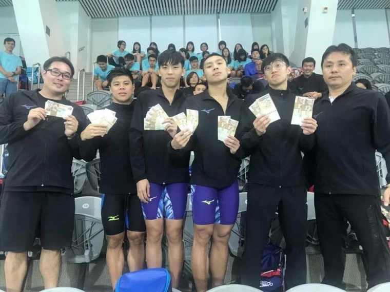 泳協新任理事長曾正宗(右)現場頒發獎金。李澄峯提供
