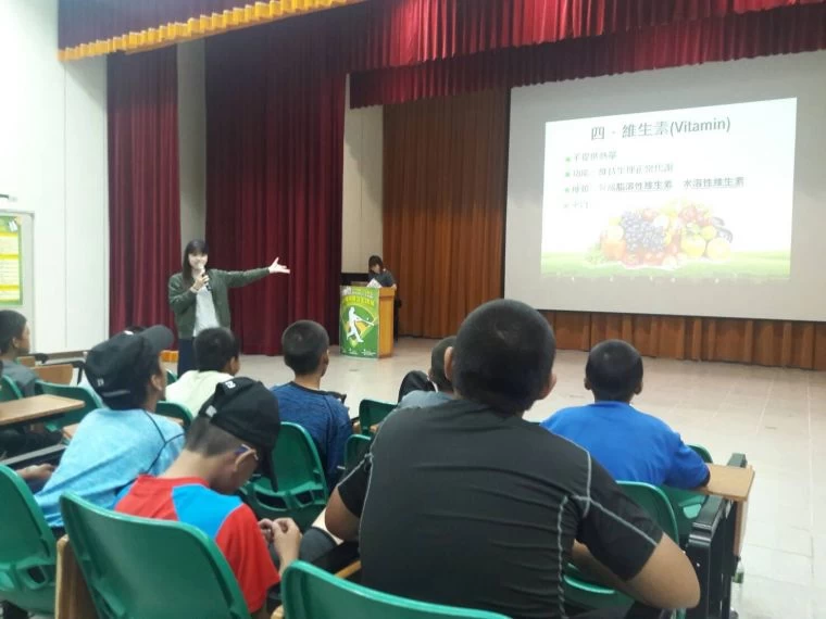 健康與保健營養講座,營養師與學生熱烈互動。